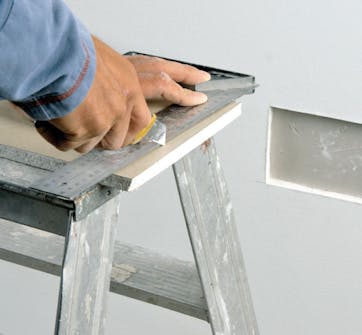 Skjær til det nye stykket med en hobbykniv Skjær til det nye stykket med en hobbykniv